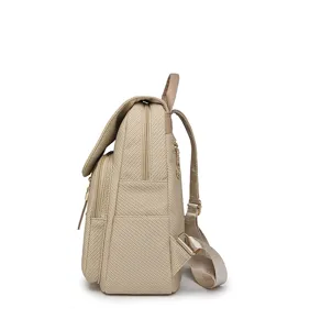 Vista laterale di uno zaino casual da donna in tessuto oxford intrecciato beige con tasca con zip.