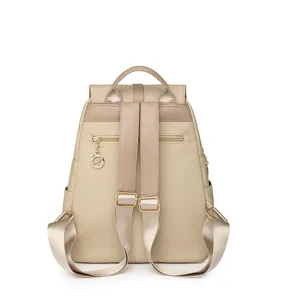 Vista dettagliata dello zaino da donna in tessuto Oxford beige minimalista con spallacci e zip.