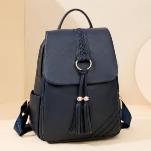 Sac à dos élégant en cuir PU pour femme avec détail tressé, pompon et grand espace.