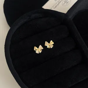 Elegante goldene Schleifen-Ohrringe mit funkelnden Zirkonia-Steinen für den Alltag.