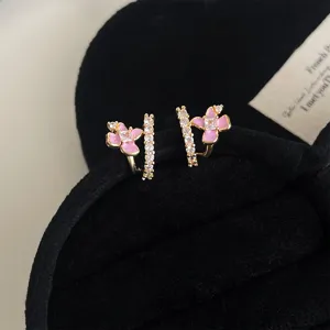 Equisite mikro-eingefasste Zirkon-Ohrringe mit süßem rosa Emaille-Design für Damen.
