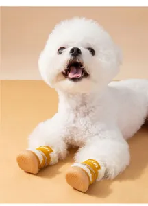 Dettaglio scarpe per cani invernali, stivaletti caldi in velluto d'agnello antiscivolo.