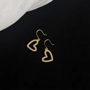Elegante herzförmige Ohrringe mit funkelnden Zirkoniasteinen für Damen im Alltag und Büro.
