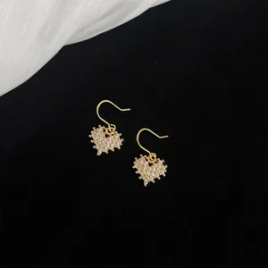 Filigrane Zirkon Herz Ohrhänger in Goldoptik, feines Detail für elegante tägliche Looks.