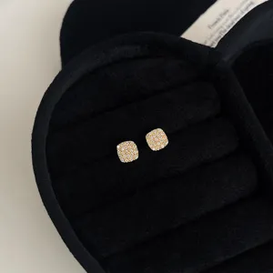 Goldene quadratische Zirkonia Ohrstecker, elegantes luxuriöses geometrisches Design für Damen.