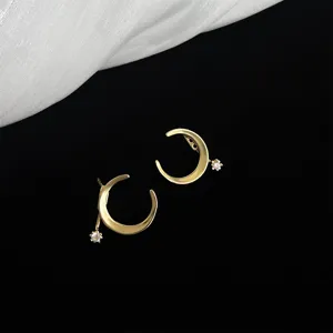 Goldene Mondsichel Ohrringe mit funkelnden Zirkon Anhängern elegante Damen Schmuckstücke
