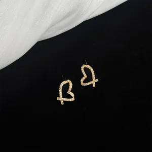 Elegante goldene Zirkon Herz Ohrringe Detailansicht, stilvoller süßer Schmuck für Damen.