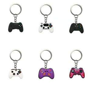 Vista detallada de llaveros con mando de videojuegos coloridos, colgantes de goma suave.