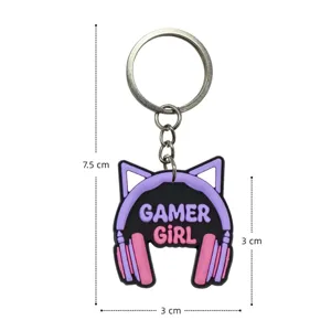 Detalle en primer plano del llavero de goma suave auriculares gamer con dimensiones.