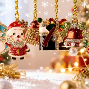 Close-up detail van kerst strass sleutelhangers met de kerstman, rendier en een bel.