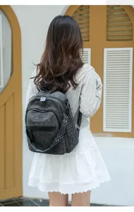 Sac à dos vintage pour femme en cuir souple avec poches zippées et larges bretelles.