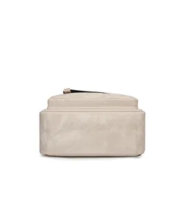 Vue détaillée du fond d'un sac à dos souple pour femme en cuir beige aux finitions soignées.