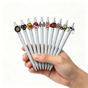 Penna a sfera retrattile a tema gioco di corse con simpatici ciondoli in morbida gomma colorata.