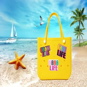 Borsa da spiaggia perforata in EVA gialla tote con ciondoli lettere colorate estate