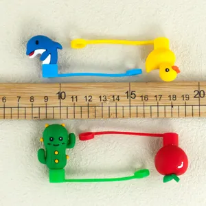 Vista detallada de lindas fundas de pajita de silicona 3d con formas de dibujos y regla de tamaño.