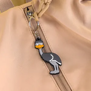 Primer plano de un lindo llavero de PVC de avestruz de dibujos animados en la cremallera.