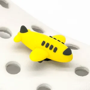 Breloque de chaussure avion jaune 3D pour sabots, décoration plastique mignonne pour sandales plage.