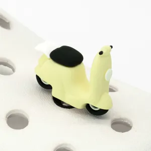 Mignon Scooter Chaussure Charme 3D PVC Clog Décoration Accessoire Chaussure De Jardin