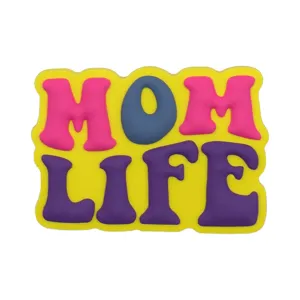 Ciondolo per scarpe MOM LIFE colorato in morbido PVC, accessorio lettere per borse mare.