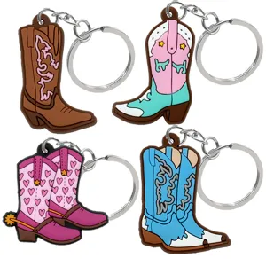Details van schattige cowboylaars sleutelhangers, kleurrijke PVC bedels met metalen ring.