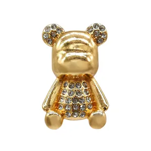 Détail breloque chaussure ours métal, accessoire sabot strass or, décoration cristal