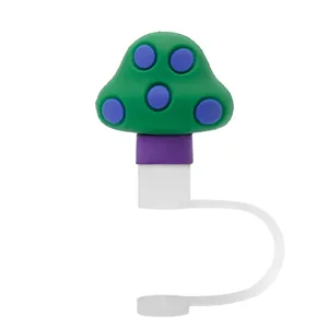 Detalle de la pajita de silicona con forma de seta verde, accesorio protector contra el polvo.
