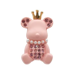 Breloque ours rose pour sabot avec couronne et strass, accessoire DIY de chaussure.