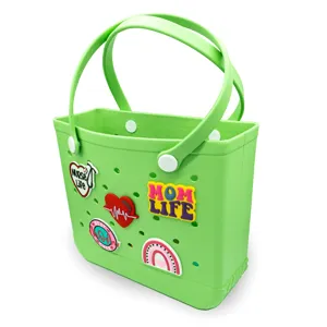 Borsa mare verde in EVA grande borsa tote impermeabile con fori e graziosi ciondoli decorativi.