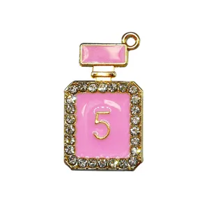 Colgante de zapato de frasco de perfume de metal con esmalte rosa y estrás para zuecos.