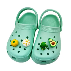 Vue détaillée de sabots de jardin vert menthe ornés de charmants pendentifs de chaussures PVC.