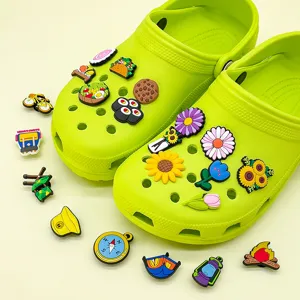 Gros plan de breloques de chaussures DIY colorées et ensemble d'accessoires sabots.