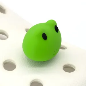 Cute 3D green frog shoe charm for clogs, fun cartoon animal decoration accessories.