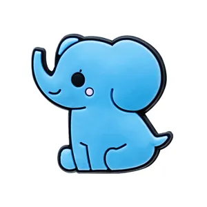 Détail de charm de chaussure éléphant bleu mignon, idéal pour la déco de sabots et accessoires DIY.