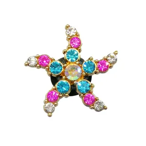 Detalle del dije de zapato de metal con pedrería de estrella de mar, accesorio brillante para bricolaje.