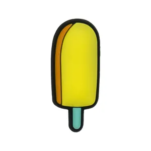 Gros plan détaillé d'un charmant pendentif de chaussure crème glacée jaune pour sabots.