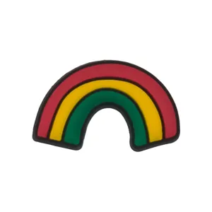 Gros plan détaillé d'un charm arc-en-ciel coloré, décoration de chaussures en PVC pour le style.