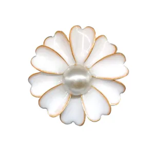 Colgante de zapato de flor blanca con borde dorado y perla para decoración DIY bolsos zuecos