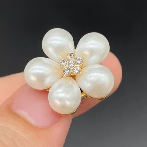 Detalle de primer plano del dije de zapato con flor de perla de lujo y pedrería brillante para zuecos.
