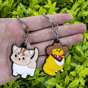 Close-up detailopname van schattige katten PVC zacht rubberen sleutelhanger tasbedel cadeau.