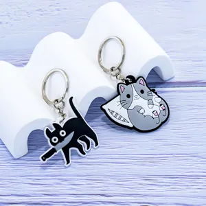 Detailopname van schattige cartoon katten PVC zacht rubberen sleutelhangers met leuk ontwerp.