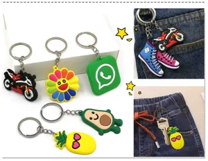 Vista detallada de varios llaveros de dibujos animados de PVC lindos con diseños coloridos en jeans.