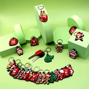 Detalle de llaveros de PVC navideños con lindos hombres de jengibre y jerséis bonitos.