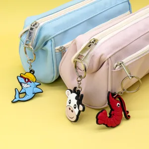Canvas etui met schattige cartoon PVC dier sleutelhangers, dubbele rits briefpapier tasje.