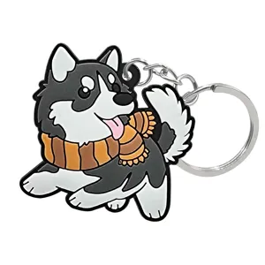 Schattige cartoon husky PVC sleutelhanger met sjaal, metalen ring hanger voor tassen en sleutels.