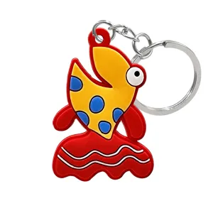 Gedetailleerde close-up van de kleurrijke cartoon vis PVC sleutelhanger met zachte textuur.