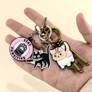 Leuke katten sleutelhanger set met grappige mes kat en roze poot hanger voor tassen.