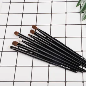 Set van 16 zwarte oogmake-up borstels voor professionele oogschaduwblending en details.