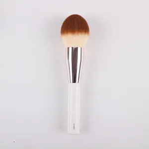 Großer flauschiger runder Puderpinsel mit weichen Borsten und weißem Griff für perfektes Make-up.
