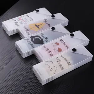 Transparente Pinselbox aus mattem Kunststoff mit Druckknopf und niedlichen Cartoon-Mustern.