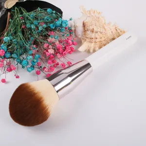 Grosser runder Puderpinsel mit weissem Griff fur makelloses Make-up und Puder.